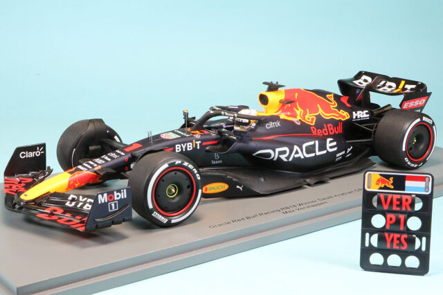 スパーク 1/18 オラクル レッドブル レーシング RB18 サウジアラビアGP 2022 Winner M.フェルスタッペン (ピットボード付)　18S754