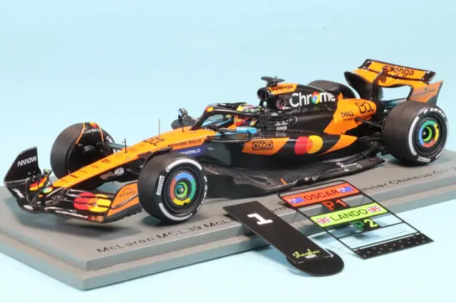 スパーク 1/43 マクラーレン MCL39 No.81 中国GP 2025 O.ピアストリ ウィナー ピットボード付き　S9580