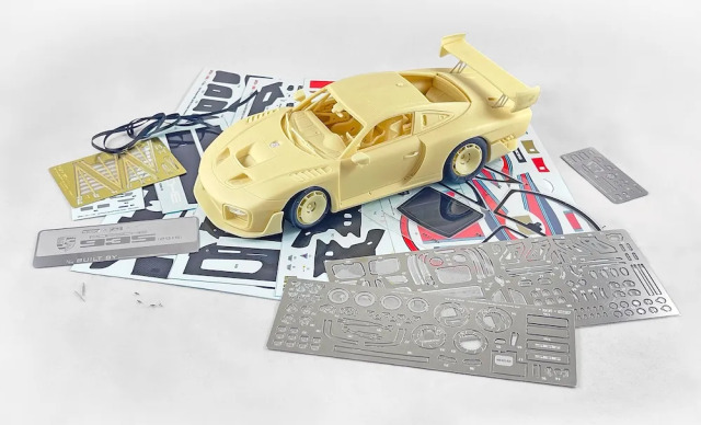 [予約] KITBOX / PZYmodel 1/24 ポルシェ 935/19 2019 マルティニ/ロスマンズ リバリィ  KB08-18