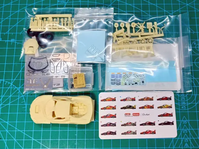 [予約] KITBOX / PZYmodel 1/64 レジンキット フェラーリ 296 GT3 バージョン選択式 (AFコルス/レッドブル)　KB64-01