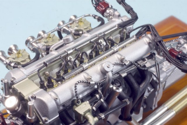 CMC 1/18 アストン マーチン DB4 GT ザガート 1961 直列6気筒エンジン