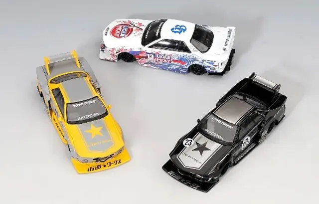 [予約] MINI-GT 1/64 INOZETEK × リバティウォーク ニッサン スカイライン GT-R R32 2026 ショーエディションセット (右ハンドル)　MGTS0027