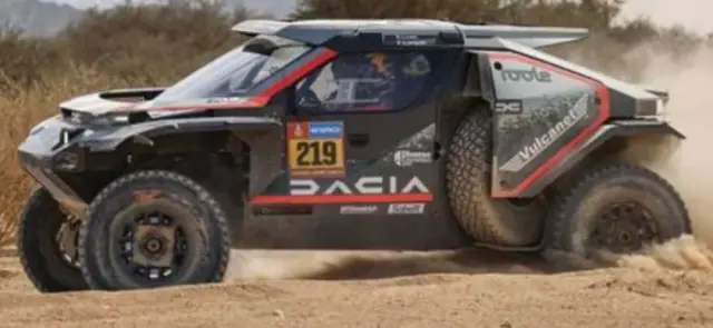 [予約] スパーク 1/43 ダチア サンドライダー No.219 ザ・ダチア サンドライダーズ 2025 ダカールラリー S.ローブ／F.ルルカン　S6042