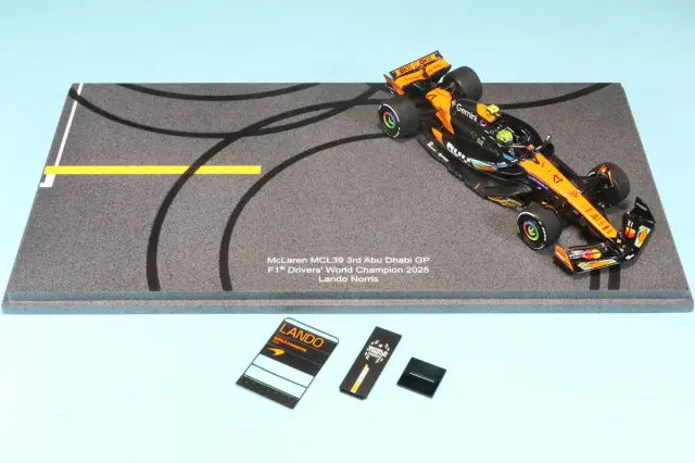 スパーク 1/43 マクラーレン MCL39 No.4 2025 アブダビGP 3位 F1ドライバーズワールドチャンピオン 2025 L.ノリス ピットボード チャンピオンボード付き 大型台座＆タイヤマーク印刷　S9678