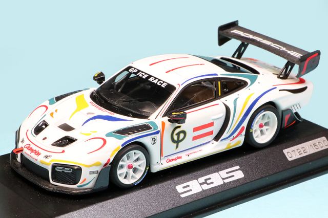 ポルシェ特注ミニチャンプス 1/43 ポルシェ 935 auf Basis GT2 RS "Champion"　WAP0209540MCMP