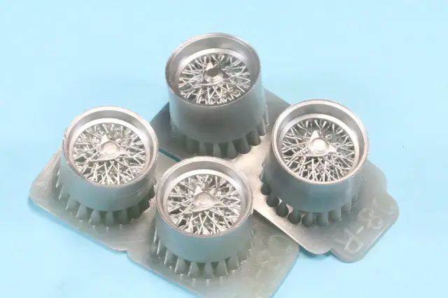 [予約] Wheel Mania(ホイールマニア) 1/24 15インチ ワイヤー ホイールセット タイプA フォードGT40等 シルバー塗装済み　WM-P08