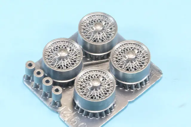 [予約] Wheel Mania(ホイールマニア) 1/24 15インチ ワイヤー ホイールセット タイプB モーガン等 シルバー塗装済み　WM-P09_2