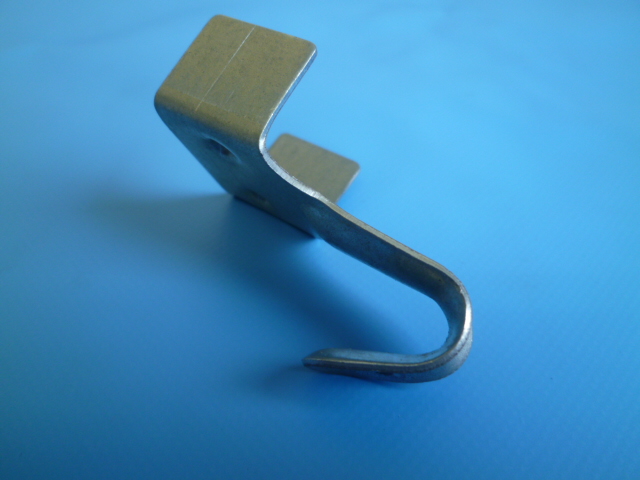 ゴムロープ用金具（固定式）　１８～２２ｍｍ平ゴム用　フック付止め金具