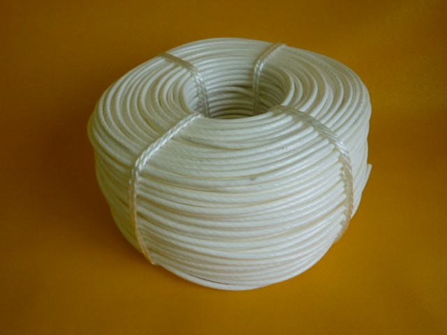 ポリ芯被覆ビニールロープ　白色　直径５mm ×２００ｍ　取寄品