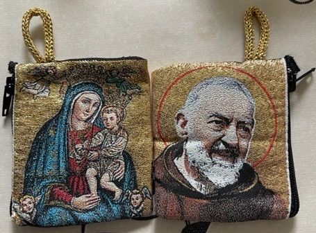 イタリア　 LALB11-23 　布製ロザリオ入れ　７．２×６．５センチ　聖ピオ　金地　チャック式　Little cloth purse with image