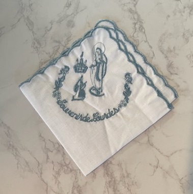 一般不可　転売不可　フランスルルド　LR0003　ルルドの聖母　ギフトハンカチ　刺繍　グレーブルー