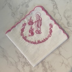 一般不可　転売不可　フランスルルド　LR0004　ルルドの聖母　ギフトハンカチ　刺繍　ピンク