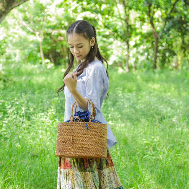 【美品】 Rosily アタ カゴバック 祭り バリ島 楕円形 巾着付き 楕円巾着バッグMサイズ マチ広 (NAB695B) Rosily(ロージリー