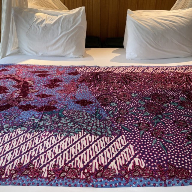 バティック（ジャワ更紗・綿100%・手描き/手染め） (NRA946-051)