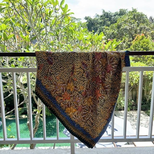 バティック（ジャワ更紗・綿100%・手描き/手染め） (NRA946-053)