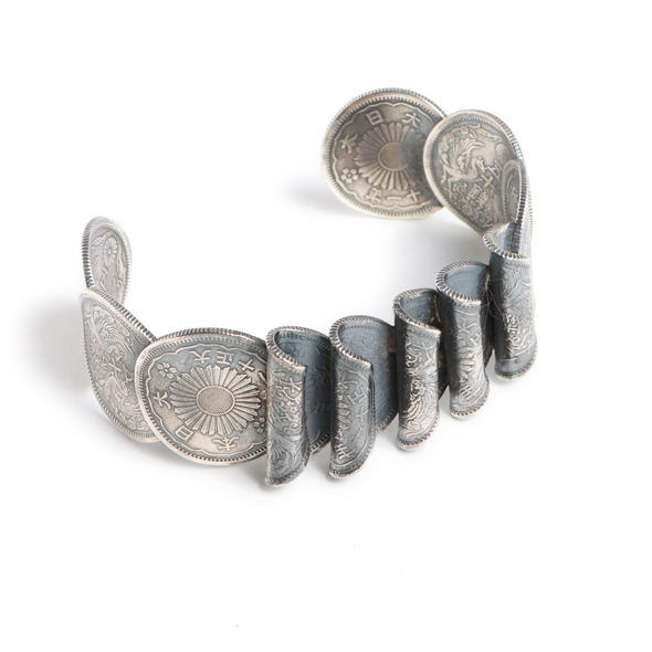 VIVIFY (ビビファイ)  Phoenix 50 Sen Coins Wave Bangle