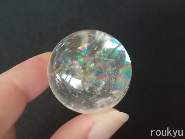 水晶丸玉　虹入り　66mm 虹入り水晶丸玉（丸玉）【R-Quartz24-002】