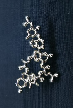 【サイエンスピンバッチ】オキシトシン（Oxytocin Lapel ）