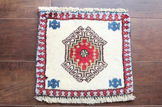 【送料無料】ヤラメのミニ絨毯（約30×30cm）　112