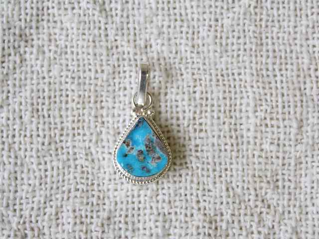 ペルシャ産ターコイズ・ペンダントヘッド AC510