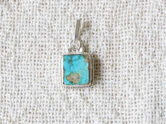 ペルシャ産ターコイズ・ペンダントヘッド AC527