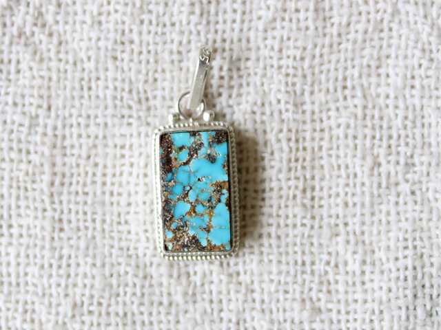 ペルシャ産ターコイズ・ペンダントヘッド AC541