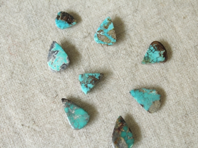 ペルシャ産ターコイズのルース（裸石）・極小-1　 AC402