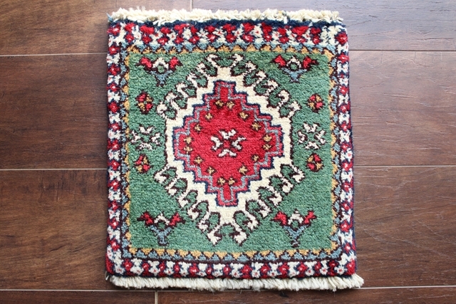 イラン　ペルシャ絨毯　ヤラメ　ミニラグ　トライバルラグ　43×46cm イラン ペルシャ絨毯 ヤラメ ミニラグ トライバルラグ 43×46cm