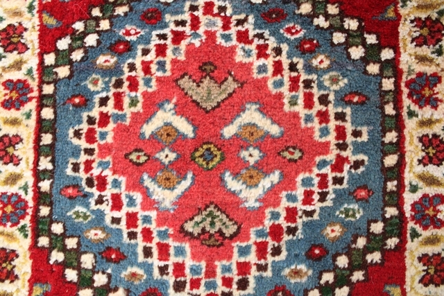 イラン　ペルシャ絨毯　ヤラメ　ミニラグ　トライバルラグ　43×46cm ペルシャ絨毯【トライバルラグ】ヤラメGCA-106M 304××204(cm