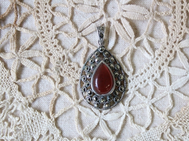 【パワーストーン】赤メノウ　ペンダントヘッド　マルカジット付き　AC226