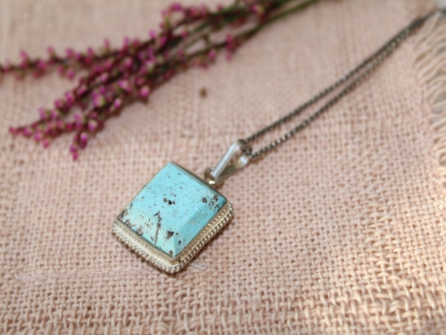 ペルシャ産ターコイズ・ペンダントヘッド AC337