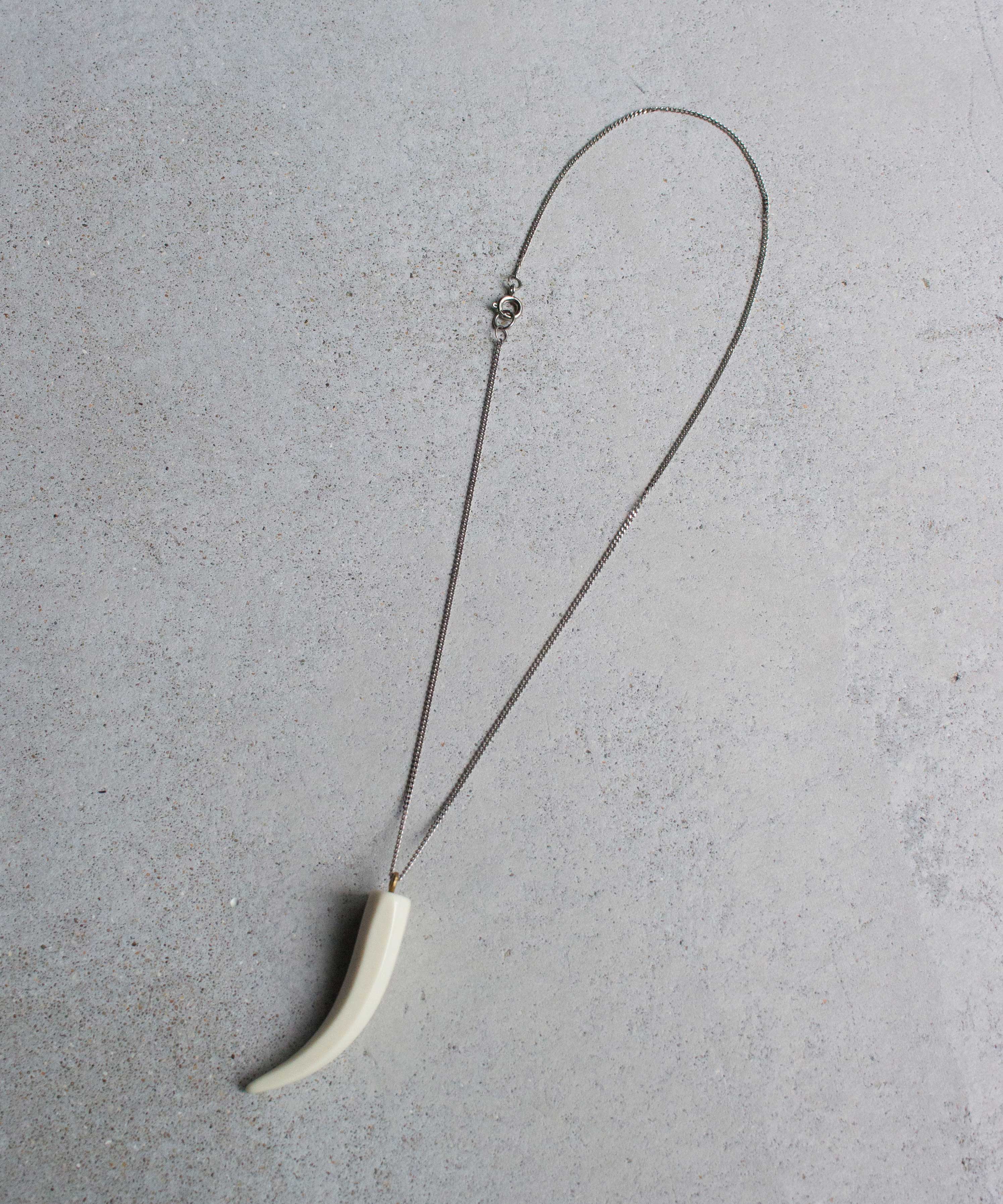 Daniel et Lili 60's vintage resine hone motif necklace ivory - Mens