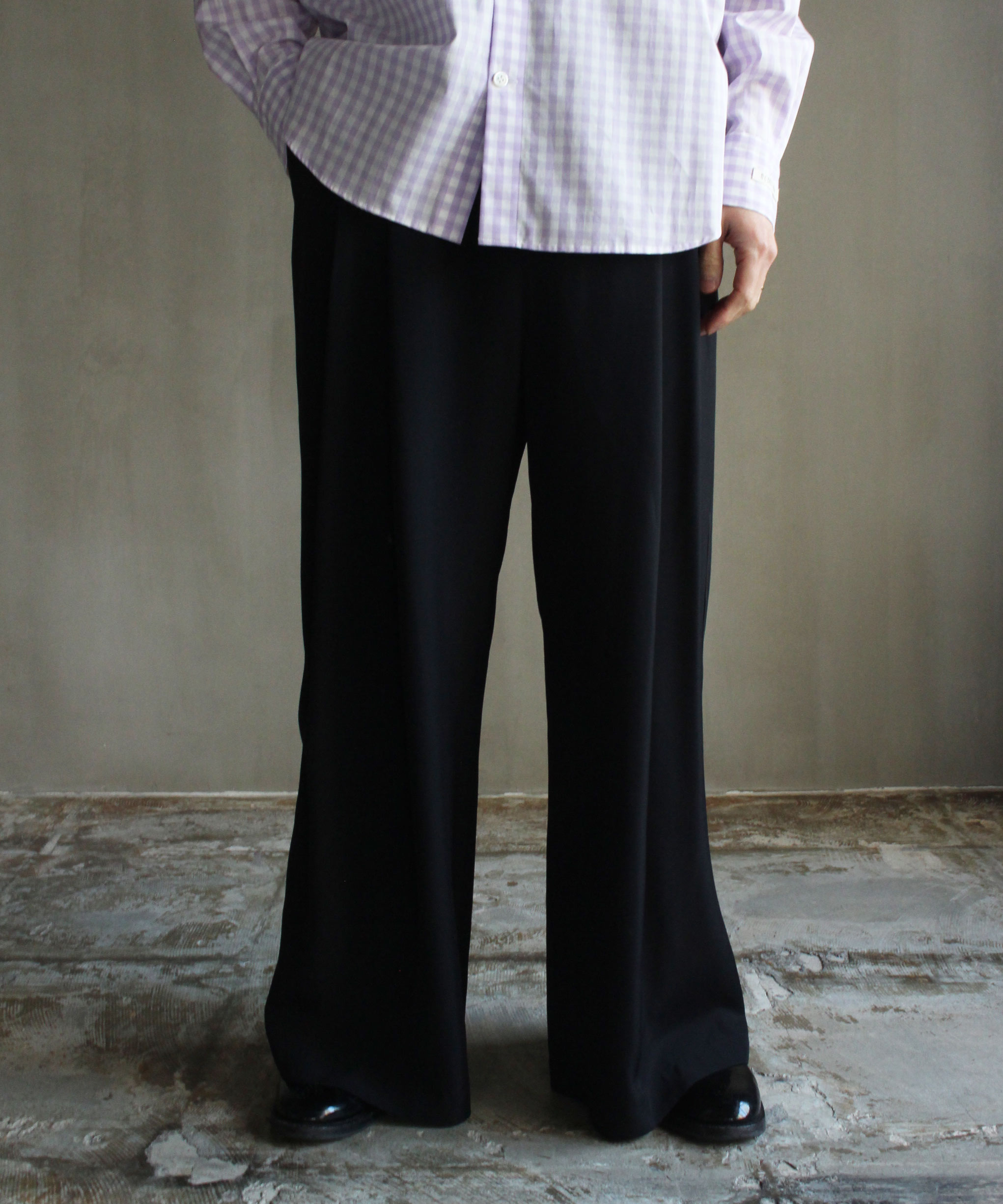 ANTHEM A SILKY VISCOSE 2TUCK FLARE EASY PANTS BLACK - Mens