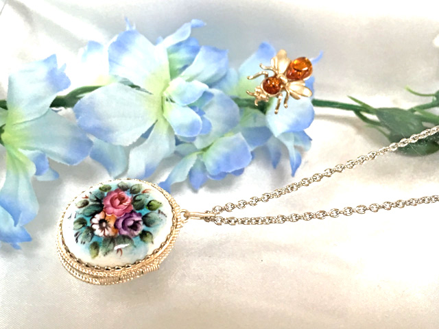 ロケットペンダント