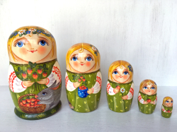 いちご狩りの女の子☆ちいさな5ピースマトリョーシカ☆O.Guseva★ロシア雑貨