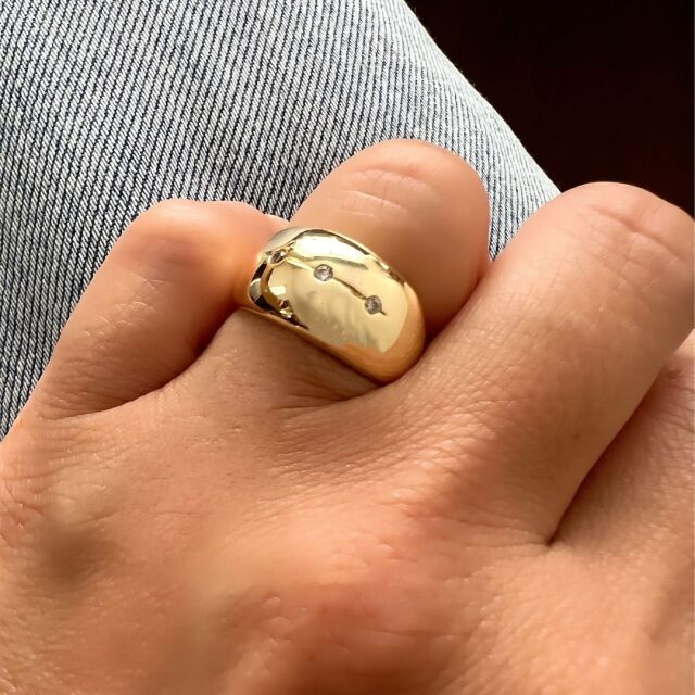 Cross your fingers ジルコニアHチャームフックピアス