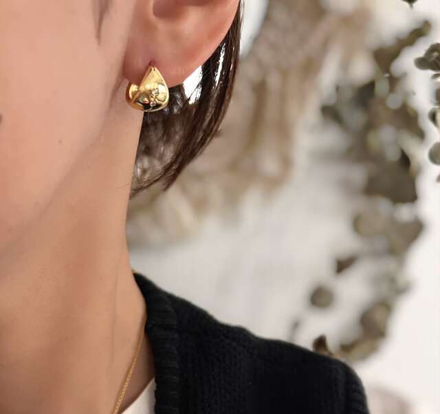 Cross your fingers ジルコニアHチャームフックピアス