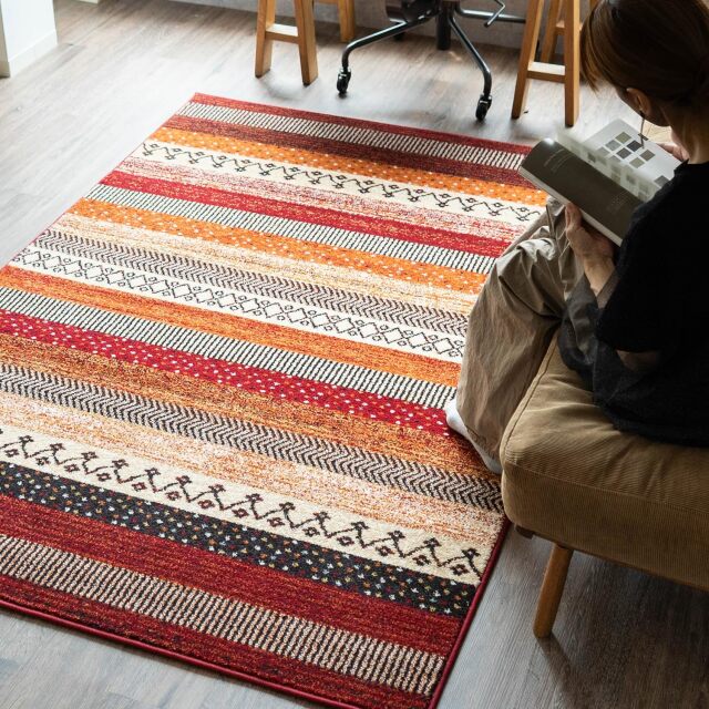 ボーダー柄と落ち着いた色合いがお洒落なラグマット 約 133x150 cm