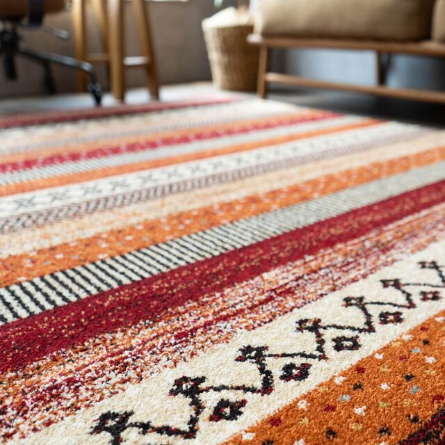 ボーダー柄と落ち着いた色合いがお洒落なラグマット 約 200x200 cm