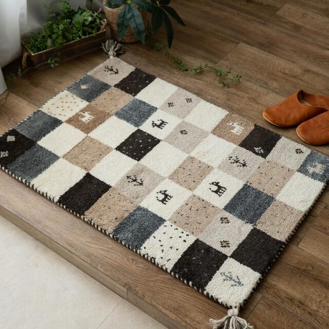 天然色の優しい色合いが魅力のギャッベ玄関マット 約45x75 cm｜輸入