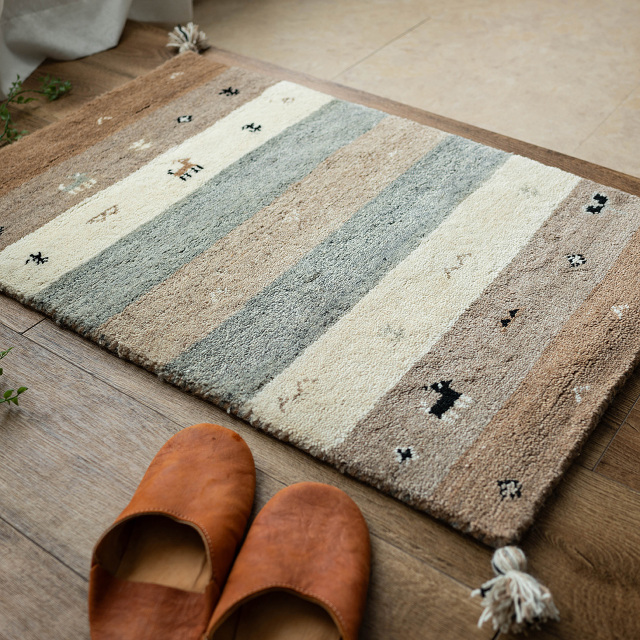 天然色の優しい色合いが魅力のギャッベ玄関マット 約45x75 cm｜輸入
