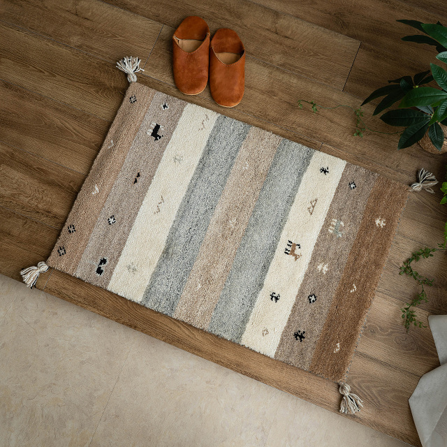 天然色の優しい色合いが魅力のギャッベ玄関マット 約45x75 cm｜輸入