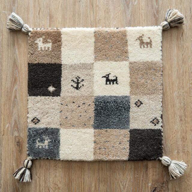 天然色の優しい色合いが魅力のギャッベ座布団 約40x40 cm｜輸入絨毯