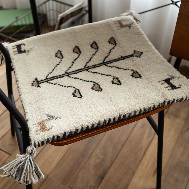 天然色の優しい色合いが魅力のギャッベ座布団 約40x40 cm｜輸入絨毯