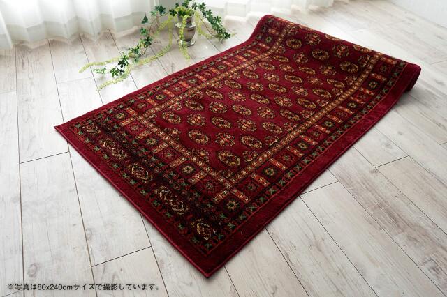 ブ*ン様 赤色と黒色の伝統的なラグ Tribal Rug トライバルラグ ワインレッドベースの紋章文様