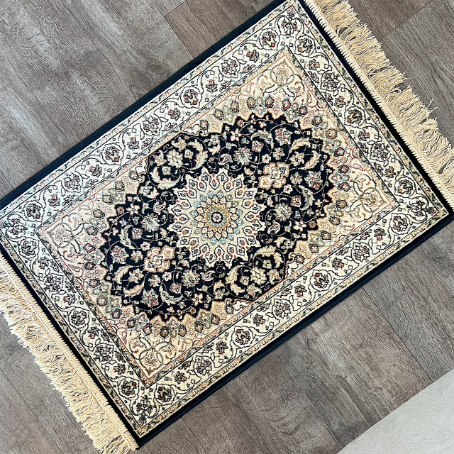 サンプル品／ペルシャ柄 メダリオン ラグマット カーペット 絨毯  60x85 cm 玄関マット 長方形 ネイビー 床暖房 ホットカーペットカバー対応 モケット織 ベルギー製