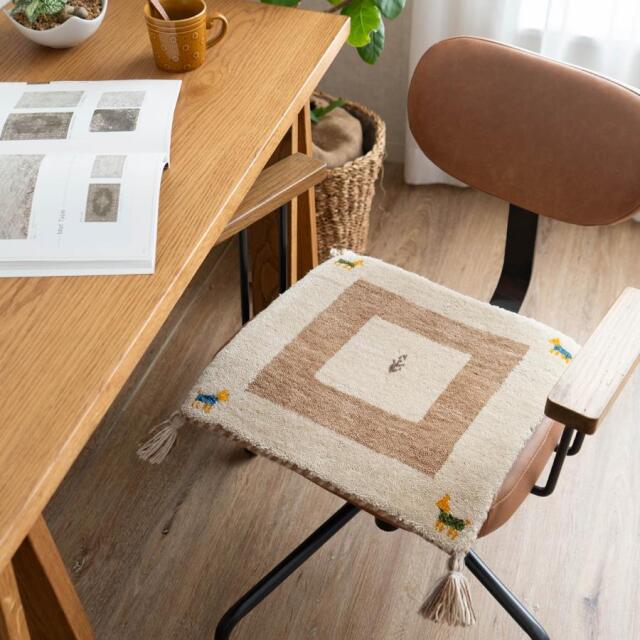 手織りの素朴な味わいが魅力、ギャベの座布団 約40x40 cm｜輸入絨毯