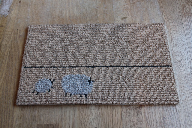 草原のひつじの家族ラグ 約35×60cm グレイ