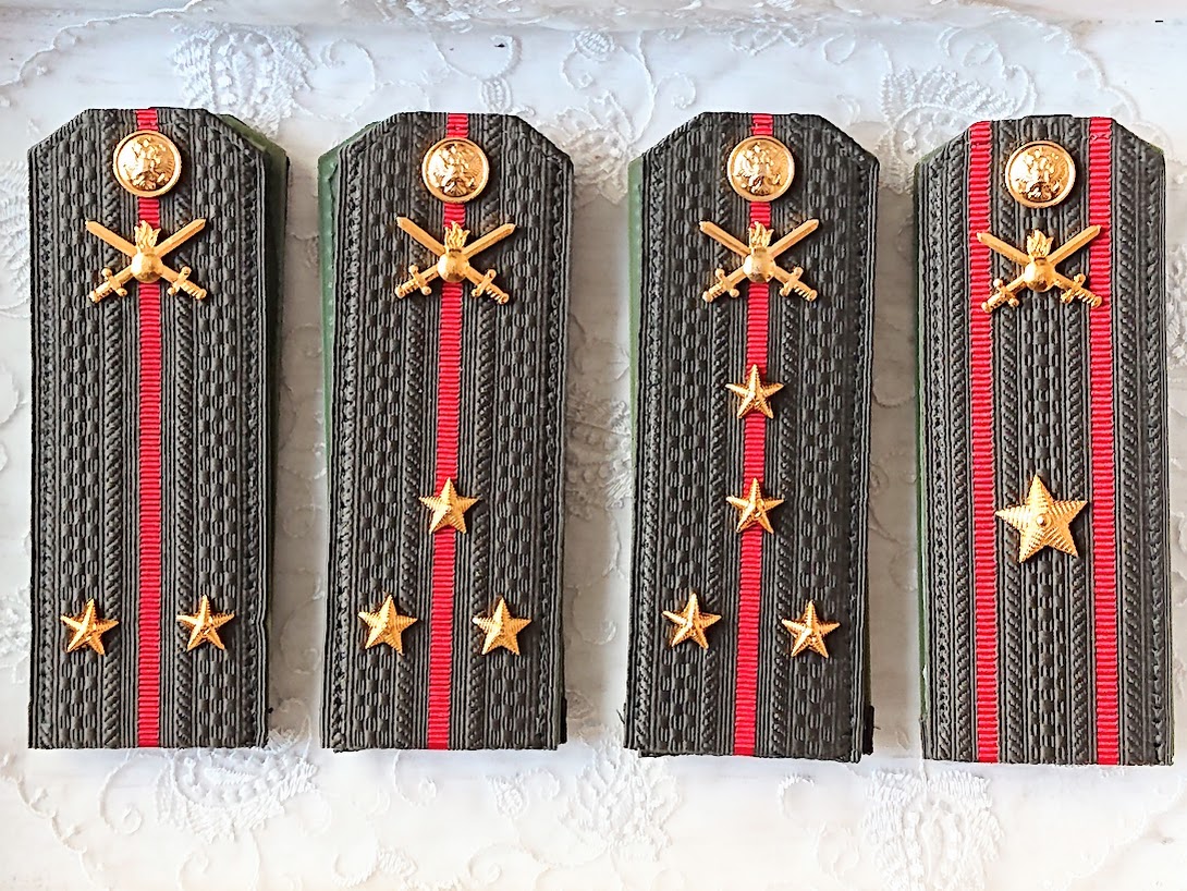 ロシア陸軍　常勤服用肩章　2枚セット　/　陸軍バッジ・階級星章・取り付け用ボタン付き
