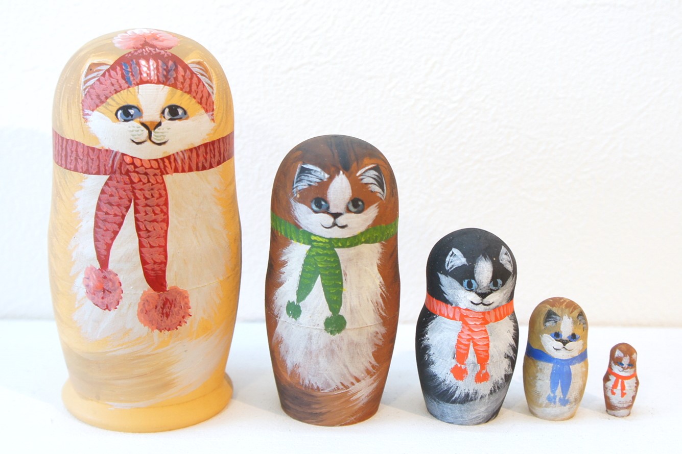 ペトロ―ヴァ作　ネコの親子マトリョーシカ＜赤いマフラー＞　5ピース　/11.3cm
